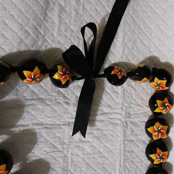 Black Kukui Nut Hawaiian Luau Lei Yellow Gold Flower Necklace NWOT - Picture 5 of 8